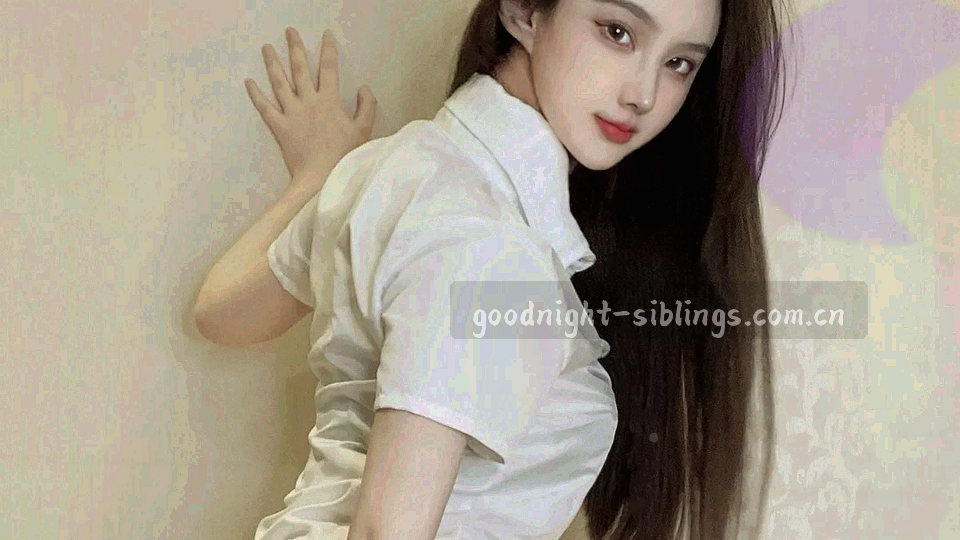 《晚安兄妹》动漫主视觉：夜晚客厅暖灯下兄妹俩一起收拾餐桌的场景