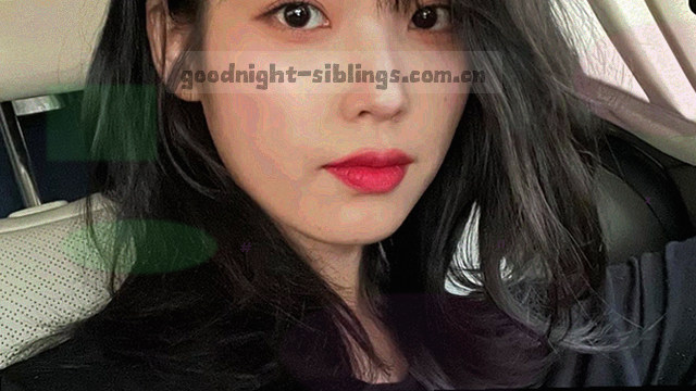 晚安兄妹 动漫封面：夜晚厨房里两杯热牛奶与暖色台灯