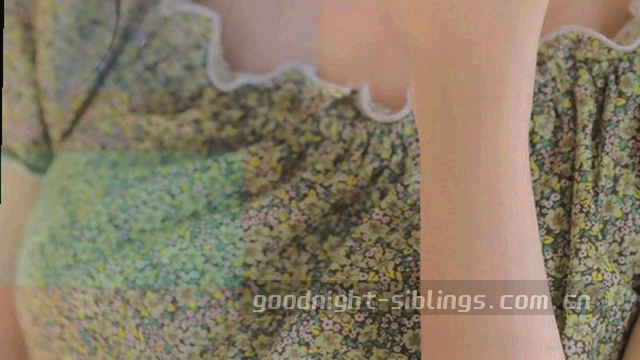 一起回家的路 动漫封面：傍晚街道上两人推着自行车并行